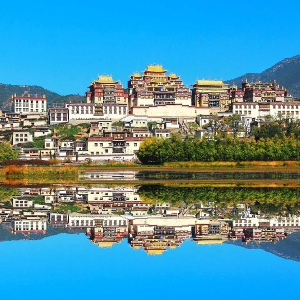 ภาพ : วัดซงจ้านหลิน (GandenSumtseling Monastery 颂赞林寺)